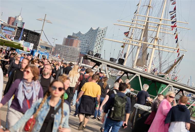 Panik an den Landungsbrücken: Verletzte beim Hamburger Hafengeburtstag Zahlreiche Besucher sind bei sonnigem Wetter an den Landungsbrücken während des 835. Hamburger Hafengeburtstages unterwegs.