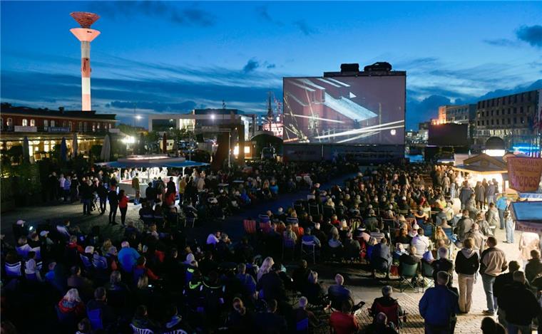 Zahlreiche Besucher werden im Fischereihafen wieder zum Kino im Hafen erwartet.