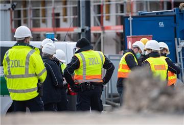 Zolldurchsuchung auf Baustelle