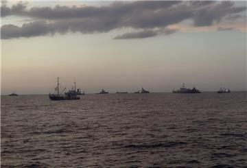 Zahlreiche Einheiten suchen derzeit in der Deutschen Bucht nach einem vermissten Schlauchbootfahrer.