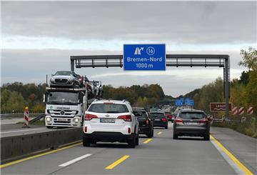Zahlreiche Fahrzeuge fahren über die Lesumbrücke bei Bremen. 
