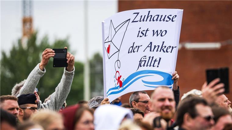 Zahlreiche Familien, Freunde und Kameraden begrüßte die Besatzung am Pier.