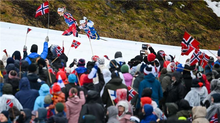 Zahlreiche Fans feuerten die Athletinnen euphorisch an.