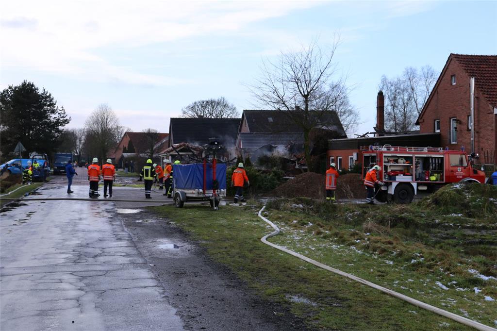 Zahlreiche Feuerwehren aus der Gemeinde Beverstedt, aus Geestenseth und die Beru...