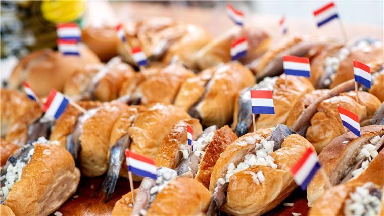 Matjestage: Emden feiert den Hering Zahlreiche Fischbrötchen liegen während der Emder Matjestage an einem Verkaufsstand.