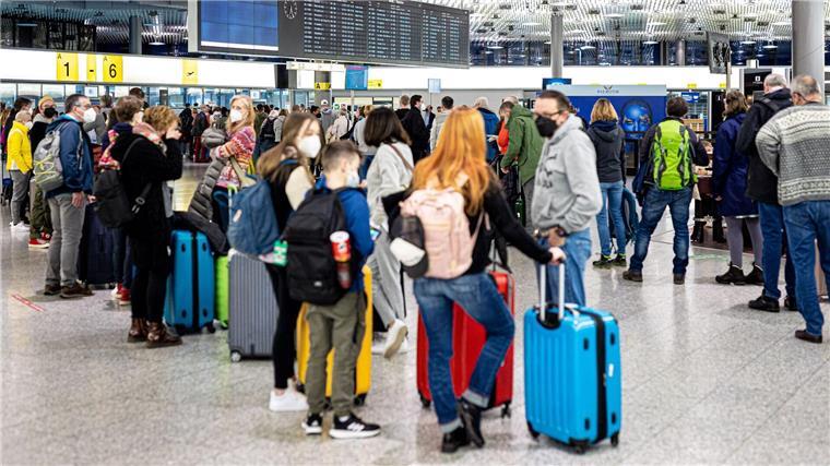 Flugreisende können Zeit für Sicherheitscheck reservieren Zahlreiche Fluggäste warten im Flughafen Hannover-Langenhagen.