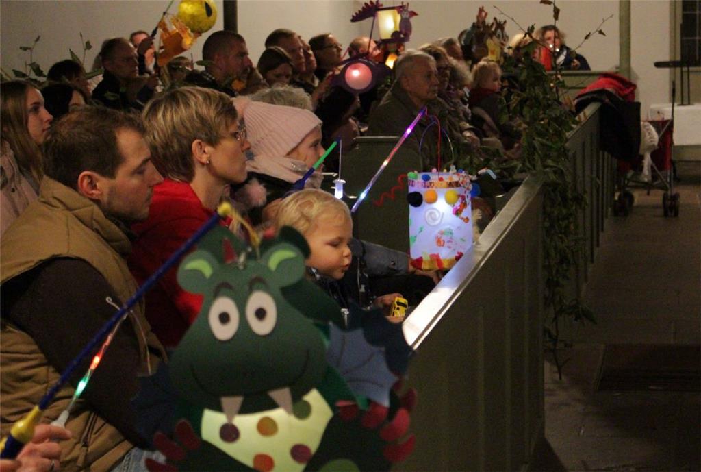 Zahlreiche große und kleine Gäste verfolgten in der Fabian- und Sebastian-Kirche...