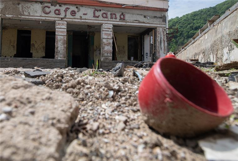 Eine Tasse liegt im Staub vor der Ruine des ehemaligen «Cafe-Lang» in Altenahr