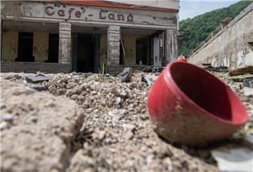 Eine Tasse liegt im Staub vor der Ruine des ehemaligen «Cafe-Lang» in Altenahr
