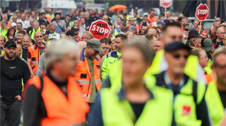 Zahlreiche Hafenarbeiterinnen und Hafenarbeiter demonstrieren in Hamburg für höhere Löhne.