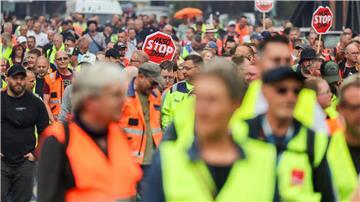 Zahlreiche Hafenarbeiterinnen und Hafenarbeiter demonstrieren in Hamburg für höhere Löhne.