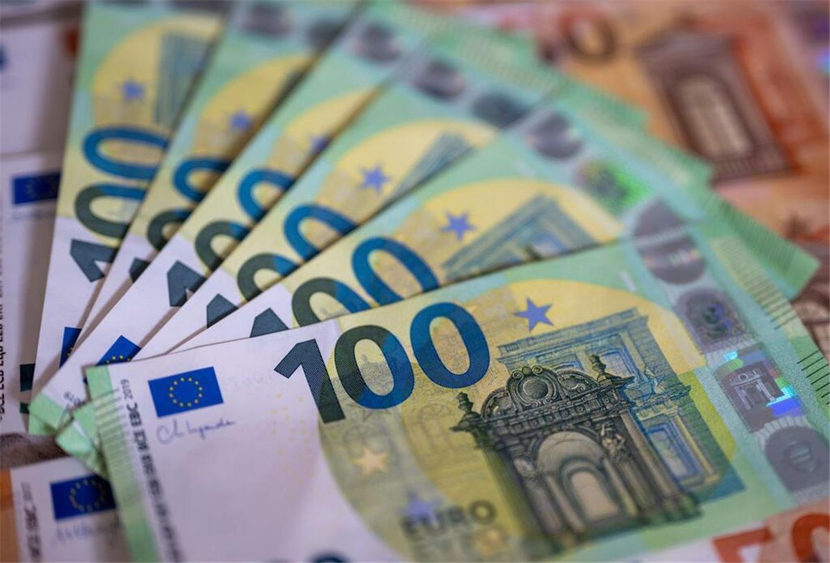 Geldscheine liegen auf einem Tisch. Im August gibt es für viele Familien eine willkommene Bonus-Zahlung.