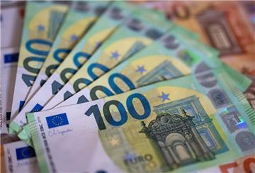 Geldscheine liegen auf einem Tisch. Im August gibt es für viele Familien eine willkommene Bonus-Zahlung.