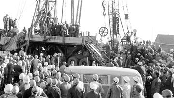 Zahlreiche Helfer stehen während der dramatischsten Rettungsaktion in der Geschichte des deutschen Bergbaus neben der Bohrstelle im niedersächsischen Lengede.