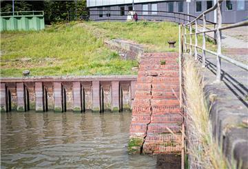 Kajenabschnitt am Alten Vorhafen der Weserterrassen