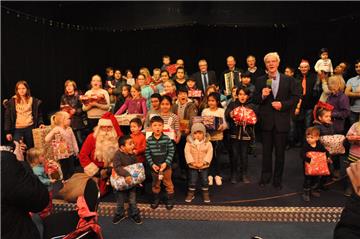 Zahlreiche Kinder aus bedürftigen Nordenhamer Familien erhielten am Freitag ein Weihnachtsgeschenk