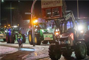 Zahlreiche Landwirte demonstrieren in Bremerhaven. Doch in Wulsdorf ist die Situation am Montag eskaliert.