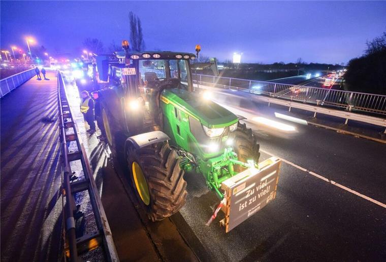 Zahlreiche Landwirte haben am Mittwochmorgen Autobahnauffahrten blockiert.