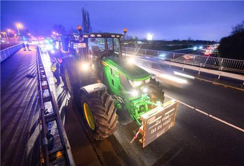 Zahlreiche Landwirte haben am Mittwochmorgen Autobahnauffahrten blockiert.