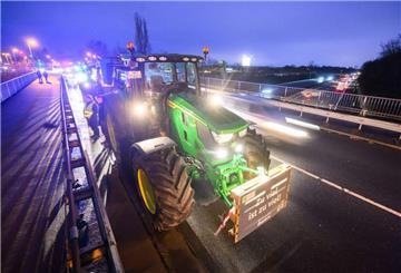 Zahlreiche Landwirte haben am Mittwochmorgen Autobahnauffahrten blockiert.