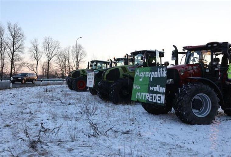 Zahlreiche Landwirte haben sich am Freitag am Autobahnkreisel in Cuxhaven versammelt.