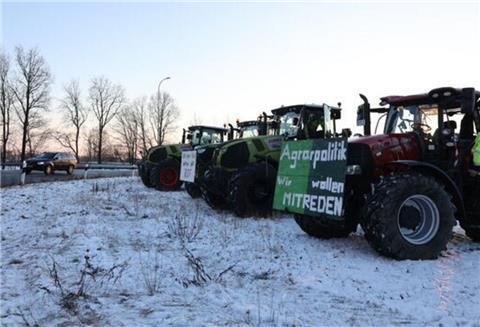 Zahlreiche Landwirte haben sich am Freitag am Autobahnkreisel in Cuxhaven versammelt.