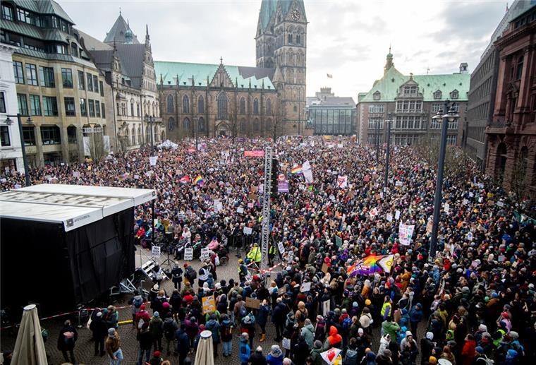 Zahlreiche Menschen demonstrierten auf dem Domshof gegen Rechtsextremismus. Zu der Kundgebung haben die Initiativen „Laut gegen Rechts“ und „Omas gegen Rechts“ aufgerufen, mehr als 50 Organisationen und Gewerkschaften haben sich angeschlossen.