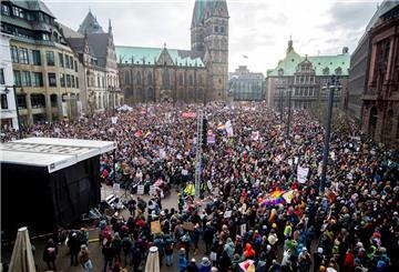 Zahlreiche Menschen demonstrierten auf dem Domshof gegen Rechtsextremismus. Zu der Kundgebung haben die Initiativen „Laut gegen Rechts“ und „Omas gegen Rechts“ aufgerufen, mehr als 50 Organisationen und Gewerkschaften haben sich angeschlossen.