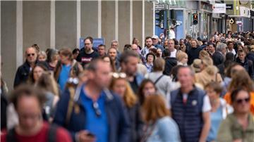 Zahlreiche Menschen gehen an den Geschäften in der Tauentzienstraße vorbei.