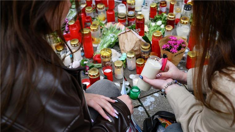 Trauer, Wut und große Demo nach tödlichen Polizeischüssen Zahlreiche Menschen legen am Tatort Blumen ab und trauern um den erschossenen jungen Mann.