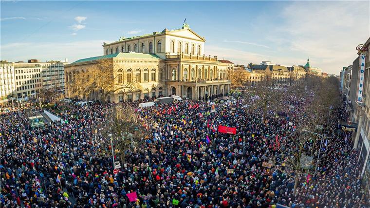 Zahlreiche Menschen nehmen an einer Demonstration gegen Rechtsextremismus auf dem Opernplatz teil.