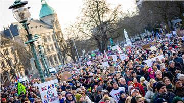 Zahlreiche Menschen nehmen an einer Demonstration gegen Rechtsextremismus auf dem Opernplatz teil.