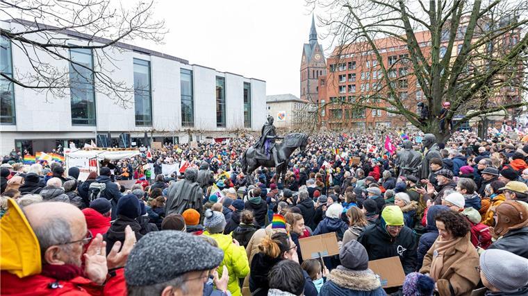 Zahlreiche Menschen nehmen an einer Demonstration gegen Rechtsextremismus und die AfD teil.