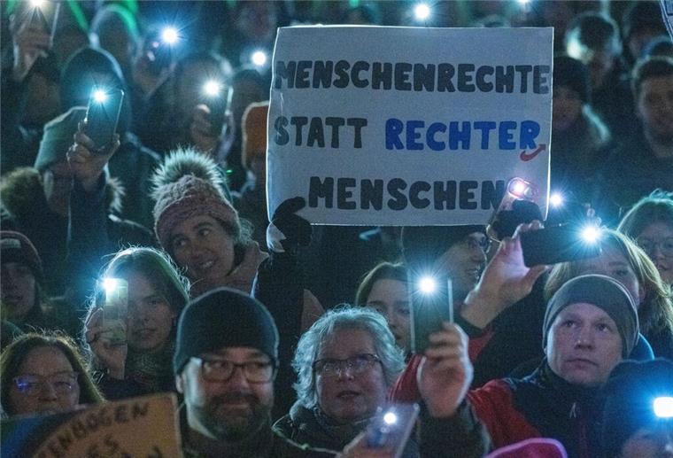 Zahlreiche Menschen nehmen auch am Samstag an Demos gegen Rechtsextremismus teil.