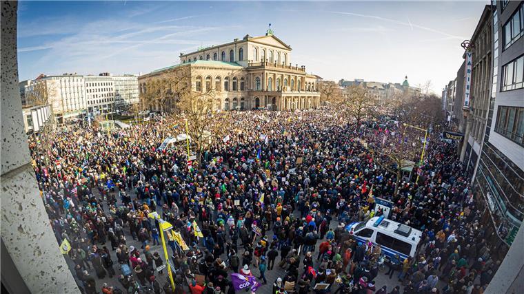 Zehntausende setzen Zeichen gegen rechts Zahlreiche Menschen protestieren auf dem Opernplatz in Hannover gegen Rechtsextremismus.