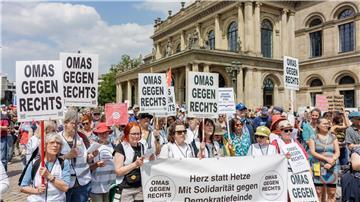 Zahlreiche Menschen stehen während der Kundgebung „Europa steht auf dem Spiel.