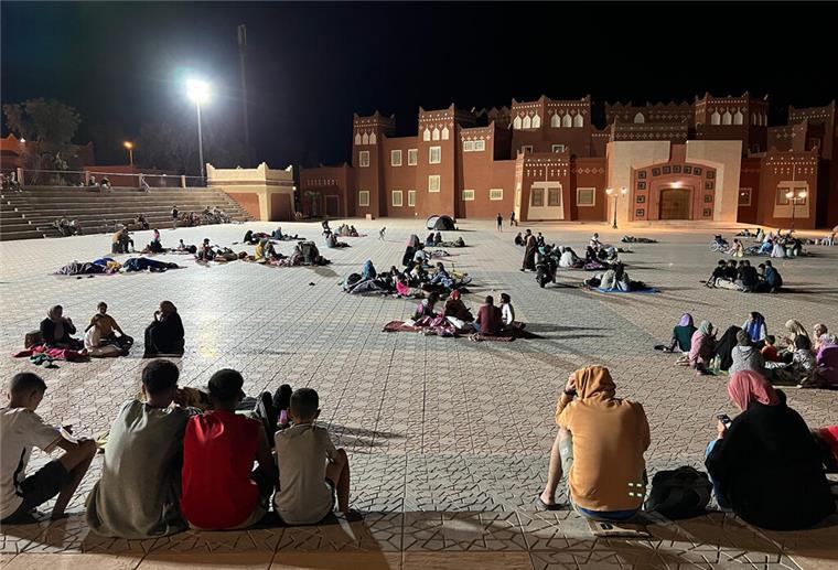 Zahlreiche Menschen suchten während des Erdbebens Schutz auf freien Plätzen. So auch hier in der Stadt Ouarzazat.