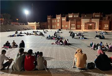 Zahlreiche Menschen suchten während des Erdbebens Schutz auf freien Plätzen. So auch hier in der Stadt Ouarzazat.