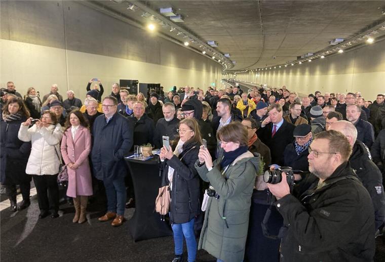 Zahlreiche Menschen versammelten sich am Samstagvormittag im Hafentunnel, um bei der offiziellen Eröffnung dabei zu sein.