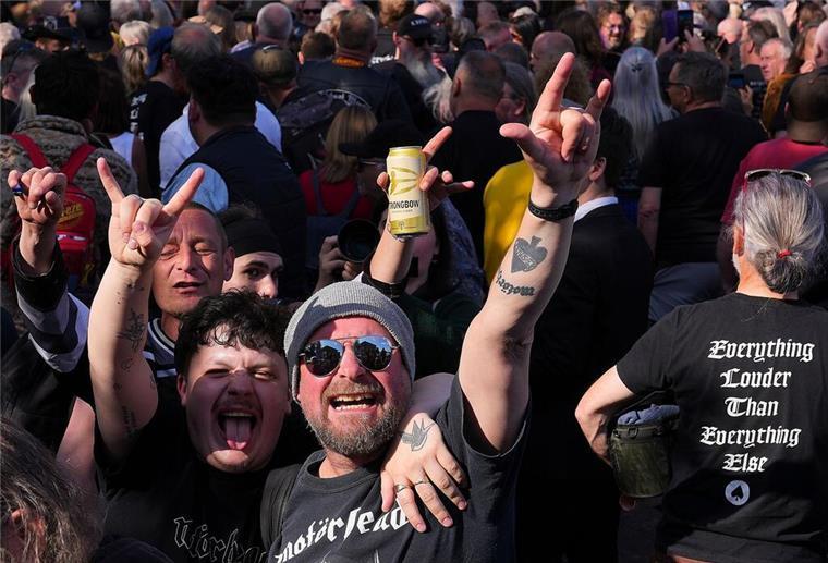Zahlreiche Motörhead-Fans kamen zur Enthüllung der Lemmy-Statue in Burslem.