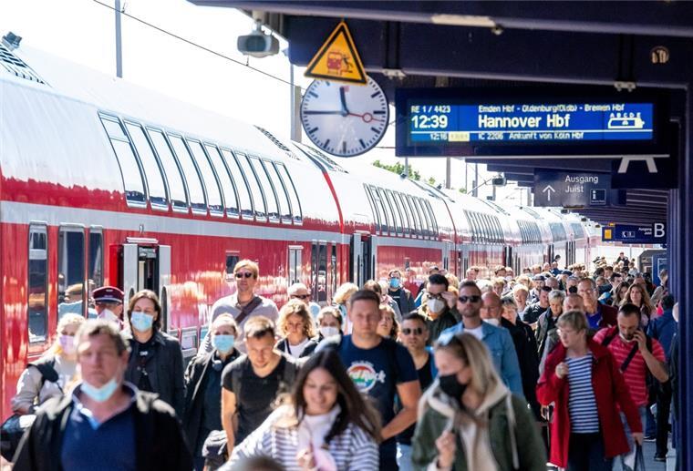 Zahlreiche Reisende kommen am Bahnhof Norddeich Mole an. Nach zwei Jahren coronabedingter Unterbrechung wird Norderney an diesem Pfingstwochenende wieder Anziehungspunkt für Beachvolleyballer, Surfer und Partygänger. Zum White Sands Festival wurden insgesamt rund 40.000 Besucherinnen und Besucher erwartet.