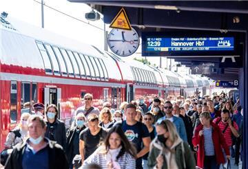 Zahlreiche Reisende kommen am Bahnhof Norddeich Mole an. Nach zwei Jahren coronabedingter Unterbrechung wird Norderney an diesem Pfingstwochenende wieder Anziehungspunkt für Beachvolleyballer, Surfer und Partygänger. Zum White Sands Festival wurden insgesamt rund 40.000 Besucherinnen und Besucher erwartet.