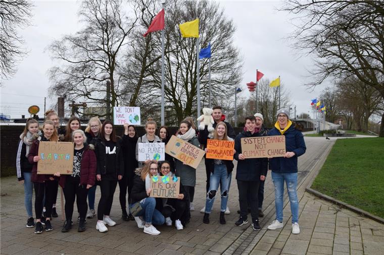 Zahlreiche Schülerinnen und Schüler aus Nordenham schwänzten gestern die Schule, um sich mit Transparenten und Kuscheltieren für den Klimaschutz einzusetzen.