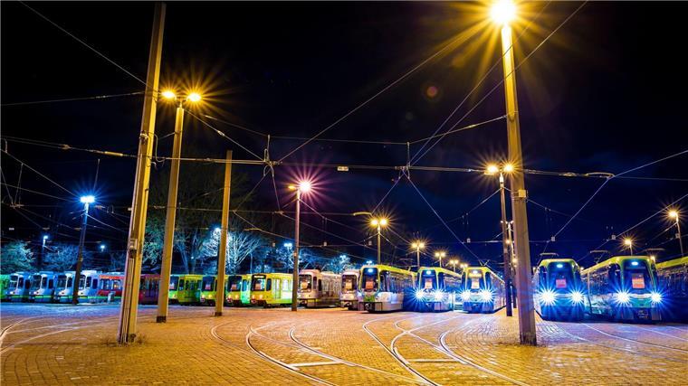 Warnstreik trifft Reisende zum Ferienauftakt Zahlreiche Stadtbahnen der hannoverschen Verkehrsbetriebe Üstra stehen in der Nacht zum Montag auf dem Betriebshof Glocksee. Mit einem großangelegten bundesweiten Warnstreik haben die Gewerkschaften EVG und Verdi am Montag weite Teile des öffentlichen Verkehrs lahmgelegt.