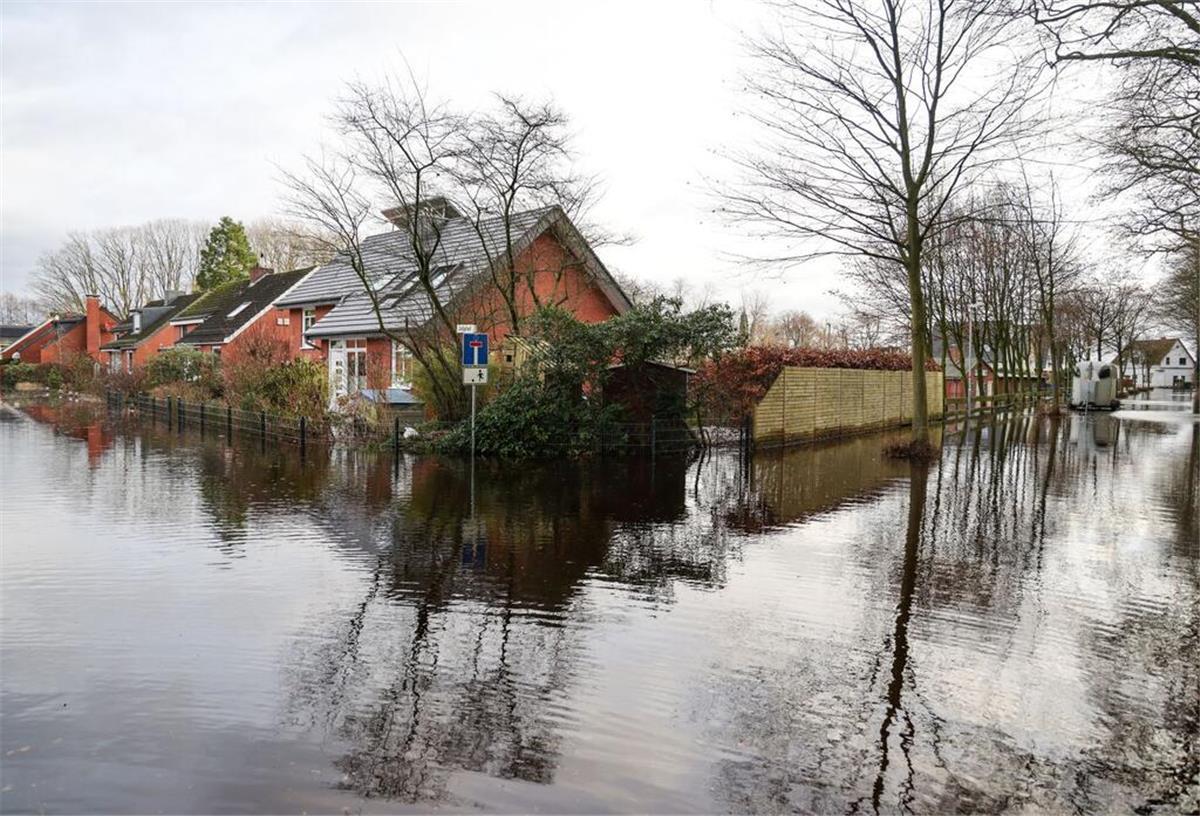 Die Hochwasser-Lage in Niedersachsen: Überall Wasser und kein Ende in Sicht Zahlreiche Straßen sind überschwemmt, die Feuerwehr kämpft wo es nur geht gegen die Wassermassen.