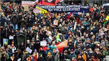 Zahlreiche Teilnehmer einer Demonstration gegen Rechtsextremismus und die AfD ziehen durch die Innenstadt.