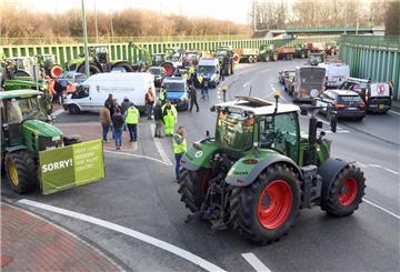 Zahlreiche Trecker blockierten am Montag die Zufahrt zum Hafen in Bremerhaven.