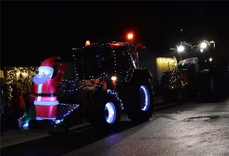 Weihnachtlich geschmückte Trecker.