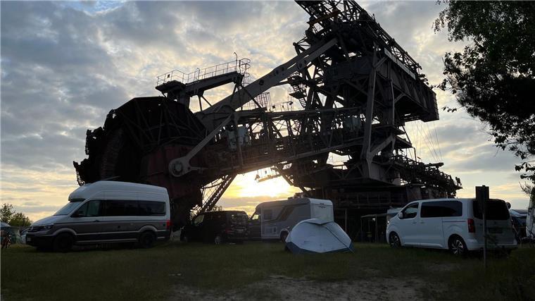 Nach Leichenfund nahe Festivalgelände: Kein Fremdverschulden Zahlreiche Wohnwagen und Wohnmobile stehen unter einem Schaufelradbagger in Ferropolis.