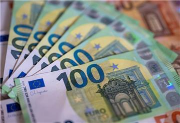 Geldscheine mit dem Wert von 100 und 50 Euro liegen auf einem Tisch.